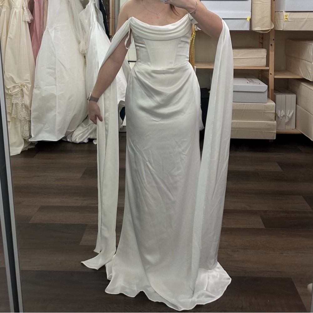 Ava Renhue Wedding Dress - Picture 7 of 9